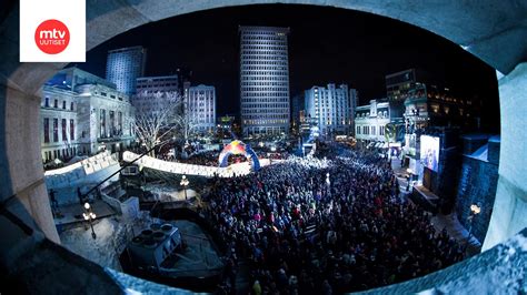 Das Insel-Festival: Sata tuhatta ihmistä tanssii technoa ja juhliin liittyy yllättäviä käänteitä.